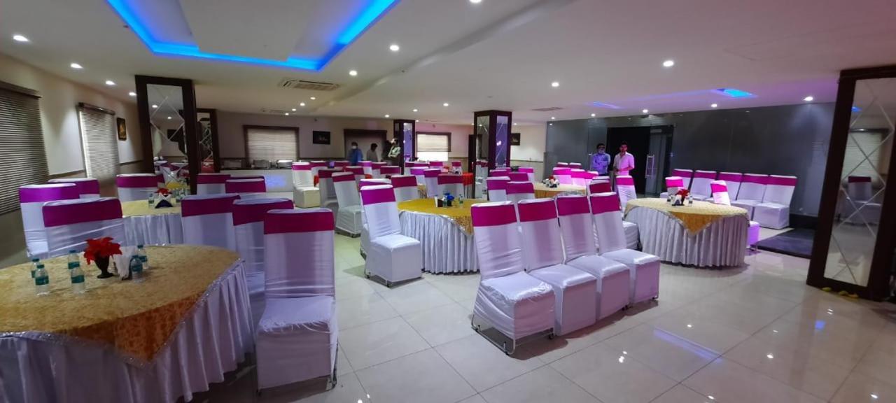 Hotel Wti Airport Grand Delhi Нью-Дели Экстерьер фото