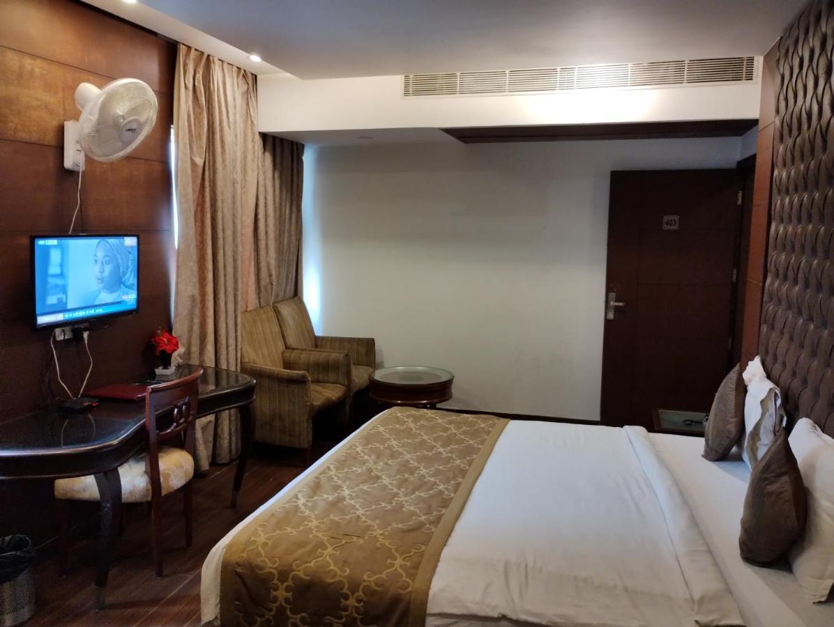 Hotel Wti Airport Grand Delhi Нью-Дели Экстерьер фото