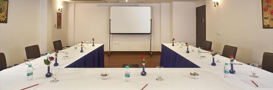 Hotel Wti Airport Grand Delhi Нью-Дели Экстерьер фото
