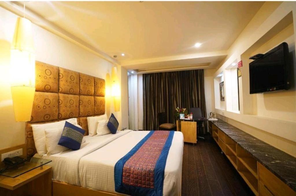 Hotel Wti Airport Grand Delhi Нью-Дели Экстерьер фото